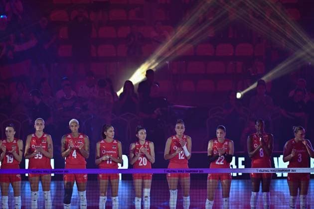 Turkiye v Slovenia - FIVB Women’s World Volleyball Championship BANGKOK, THAILAND - SEPTEMBER 01: The Turkish National Women s Volleyball team players stand during the ceremony prior to the FIVB Women’s World Volleyball Championship match between Turkiye and Slovenia at Huamark Indoor Stadium in Bangkok, Thailand, on September 01, 2025. Mustafa Hatipoglu Anadolu Banghok Thailand. Editorial use only. Please get in touch for any other usage.  Copyright: x2025xAnadoluxMustafaxHatipoglux