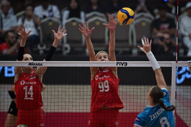Turkiye v Slovenia - FIVB Women’s World Volleyball Championship BANGKOK, THAILAND - SEPTEMBER 01: Ebrar Karakurt (99) of Turkiye in action during the FIVB Women’s World Volleyball Championship match between Turkiye and Slovenia at Huamark Indoor Stadium in Bangkok, Thailand, on September 01, 2025. Mustafa Hatipoglu Anadolu Banghok Thailand. Editorial use only. Please get in touch for any other usage.  Copyright: x2025xAnadoluxMustafaxHatipoglux