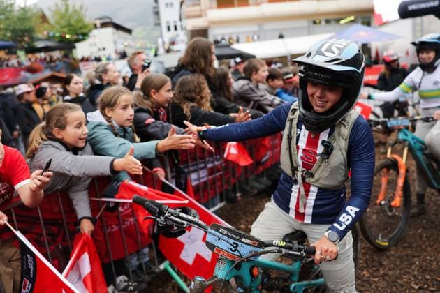 2025 UCI Mountain Bike World Championships Picture by Alex Whitehead SWpix.com - 01 09 2025 - Cycling - 2025 UCI Mountain Bike World Championships - Enduro and E-MTB Enduro - Aletsch Arena Bellwald, Valais, Switzerland - Women Junior Enduro - Chloe Bear (United States) high fiving fans in the finish area Copyright: x xSWpix.comx(t axPhotographyxHubxLtd)xAlexxWhitehead SWpix.comx SWP-3030-1307