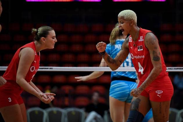 Turkiye v Slovenia - FIVB Women’s World Volleyball Championship BANGKOK, THAILAND - SEPTEMBER 01: Melissa Teresa Vargas (4) and Cansu Ozbay (3) of Turkiye celebrate after scoring a point during the FIVB Women’s World Volleyball Championship match between Turkiye and Slovenia at Huamark Indoor Stadium in Bangkok, Thailand, on September 01, 2025. Mustafa Hatipoglu Anadolu Banghok Thailand. Editorial use only. Please get in touch for any other usage.  Copyright: x2025xAnadoluxMustafaxHatipoglux