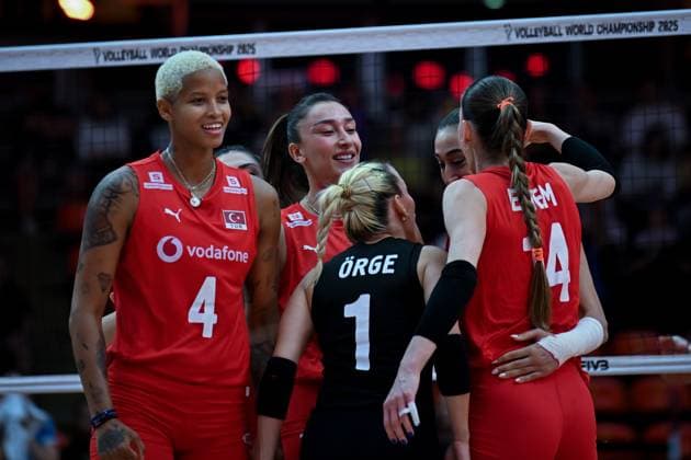 Turkiye v Slovenia - FIVB Women’s World Volleyball Championship BANGKOK, THAILAND - SEPTEMBER 01: The Turkish National Women s Volleyball team players celebrate after scoring a point during the FIVB Women’s World Volleyball Championship match between Turkiye and Slovenia at Huamark Indoor Stadium in Bangkok, Thailand, on September 01, 2025. Mustafa Hatipoglu Anadolu Banghok Thailand. Editorial use only. Please get in touch for any other usage.  Copyright: x2025xAnadoluxMustafaxHatipoglux