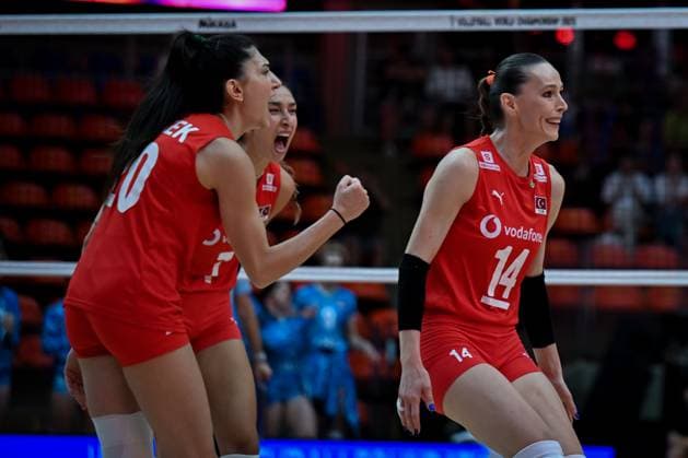 Turkiye v Slovenia - FIVB Women’s World Volleyball Championship BANGKOK, THAILAND - SEPTEMBER 01: Eda Erdem Dundar (14) and Yaprak Erkek (20) of Turkiye celebrate after scoring a point during the FIVB Women’s World Volleyball Championship match between Turkiye and Slovenia at Huamark Indoor Stadium in Bangkok, Thailand, on September 01, 2025. Mustafa Hatipoglu Anadolu Banghok Thailand. Editorial use only. Please get in touch for any other usage.  Copyright: x2025xAnadoluxMustafaxHatipoglux