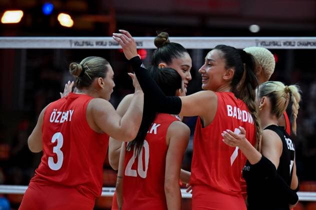 Turkiye v Slovenia - FIVB Women’s World Volleyball Championship BANGKOK, THAILAND - SEPTEMBER 01: The Turkish National Women s Volleyball team players celebrate after scoring a point during the FIVB Women’s World Volleyball Championship match between Turkiye and Slovenia at Huamark Indoor Stadium in Bangkok, Thailand, on September 01, 2025. Mustafa Hatipoglu Anadolu Banghok Thailand. Editorial use only. Please get in touch for any other usage.  Copyright: x2025xAnadoluxMustafaxHatipoglux