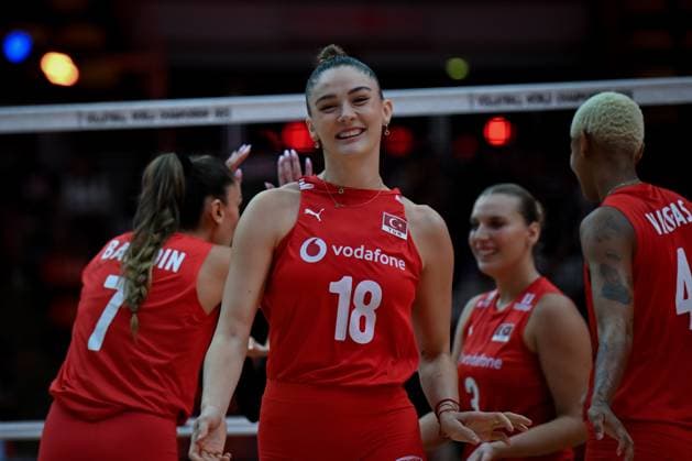 Turkiye v Slovenia - FIVB Women’s World Volleyball Championship BANGKOK, THAILAND - SEPTEMBER 01: Zehra Gunes (18) of Turkiye celebrates after scoring a point during the FIVB Women’s World Volleyball Championship match between Turkiye and Slovenia at Huamark Indoor Stadium in Bangkok, Thailand, on September 01, 2025. Mustafa Hatipoglu Anadolu Banghok Thailand. Editorial use only. Please get in touch for any other usage.  Copyright: x2025xAnadoluxMustafaxHatipoglux