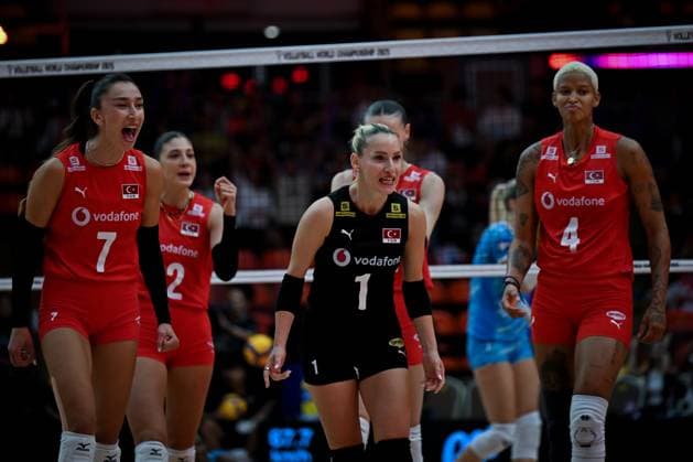 Turkiye v Slovenia - FIVB Women’s World Volleyball Championship BANGKOK, THAILAND - SEPTEMBER 01: The Turkish National Women s Volleyball team players celebrate after scoring a point during the FIVB Women’s World Volleyball Championship match between Turkiye and Slovenia at Huamark Indoor Stadium in Bangkok, Thailand, on September 01, 2025. Mustafa Hatipoglu Anadolu Banghok Thailand. Editorial use only. Please get in touch for any other usage.  Copyright: x2025xAnadoluxMustafaxHatipoglux
