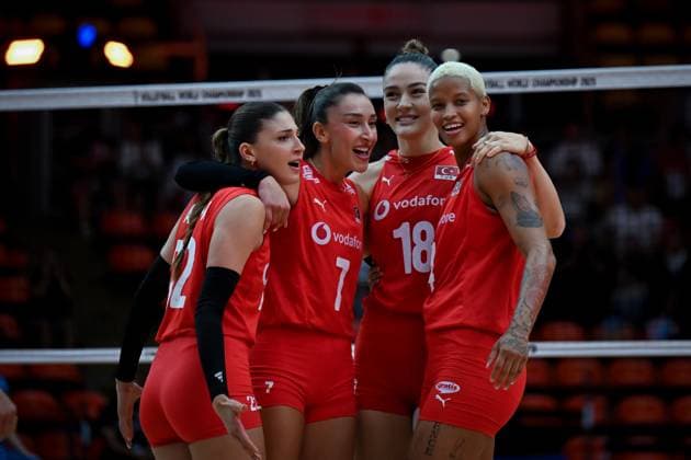 Turkiye v Slovenia - FIVB Women’s World Volleyball Championship BANGKOK, THAILAND - SEPTEMBER 01: The Turkish National Women s Volleyball team players celebrate after scoring a point during the FIVB Women’s World Volleyball Championship match between Turkiye and Slovenia at Huamark Indoor Stadium in Bangkok, Thailand, on September 01, 2025. Mustafa Hatipoglu Anadolu Banghok Thailand. Editorial use only. Please get in touch for any other usage.  Copyright: x2025xAnadoluxMustafaxHatipoglux