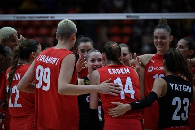 Turkiye v Slovenia - FIVB Women’s World Volleyball Championship BANGKOK, THAILAND - SEPTEMBER 01: The Turkish National Women s Volleyball team players celebrate after scoring a point during the FIVB Women’s World Volleyball Championship match between Turkiye and Slovenia at Huamark Indoor Stadium in Bangkok, Thailand, on September 01, 2025. Mustafa Hatipoglu Anadolu Banghok Thailand. Editorial use only. Please get in touch for any other usage.  Copyright: x2025xAnadoluxMustafaxHatipoglux