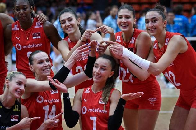 Turkiye v Slovenia - FIVB Women’s World Volleyball Championship BANGKOK, THAILAND - SEPTEMBER 01: The Turkish National Women s Volleyball team players celebrate their victory at the end of the FIVB Women’s World Volleyball Championship match between Turkiye and Slovenia at Huamark Indoor Stadium in Bangkok, Thailand, on September 01, 2025. Mustafa Hatipoglu Anadolu Banghok Thailand. Editorial use only. Please get in touch for any other usage.  Copyright: x2025xAnadoluxMustafaxHatipoglux