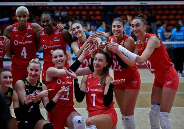 Turkiye v Slovenia - FIVB Women’s World Volleyball Championship BANGKOK, THAILAND - SEPTEMBER 01: The Turkish National Women s Volleyball team players celebrate their victory at the end of the FIVB Women’s World Volleyball Championship match between Turkiye and Slovenia at Huamark Indoor Stadium in Bangkok, Thailand, on September 01, 2025. Mustafa Hatipoglu Anadolu Banghok Thailand. Editorial use only. Please get in touch for any other usage.  Copyright: x2025xAnadoluxMustafaxHatipoglux