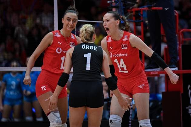 Turkiye v Slovenia - FIVB Women’s World Volleyball Championship BANGKOK, THAILAND - SEPTEMBER 01: The Turkish National Women s Volleyball team players celebrate after scoring a point during the FIVB Women’s World Volleyball Championship match between Turkiye and Slovenia at Huamark Indoor Stadium in Bangkok, Thailand, on September 01, 2025. Mustafa Hatipoglu Anadolu Banghok Thailand. Editorial use only. Please get in touch for any other usage.  Copyright: x2025xAnadoluxMustafaxHatipoglux