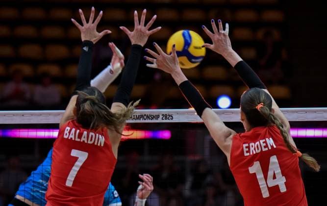 Turkiye v Slovenia - FIVB Women’s World Volleyball Championship BANGKOK, THAILAND - SEPTEMBER 01: Eda Erdem Dundar (14) and Hande Baladin (7) of Turkiye in action during the FIVB Women’s World Volleyball Championship match between Turkiye and Slovenia at Huamark Indoor Stadium in Bangkok, Thailand, on September 01, 2025. Mustafa Hatipoglu Anadolu Banghok Thailand. Editorial use only. Please get in touch for any other usage.  Copyright: x2025xAnadoluxMustafaxHatipoglux