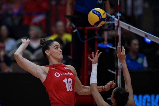 Turkiye v Slovenia - FIVB Women’s World Volleyball Championship BANGKOK, THAILAND - SEPTEMBER 01: Zehra Gunes (18) of Turkiye in action during the FIVB Women’s World Volleyball Championship match between Turkiye and Slovenia at Huamark Indoor Stadium in Bangkok, Thailand, on September 01, 2025. Mustafa Hatipoglu Anadolu Bangkok Thailand. Editorial use only. Please get in touch for any other usage.  Copyright: x2025xAnadoluxMustafaxHatipoglux