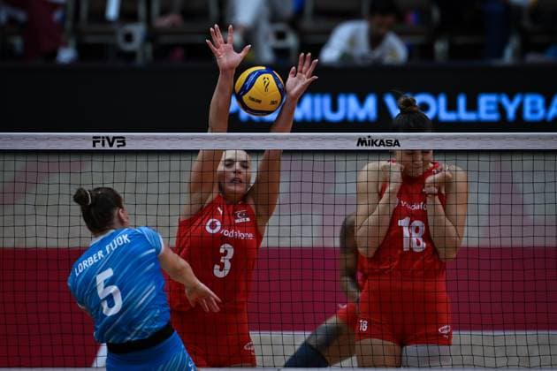 Turkiye v Slovenia - FIVB Women’s World Volleyball Championship BANGKOK, THAILAND - SEPTEMBER 01: Cansu Ozbay (3) of Turkiye in action during the FIVB Women’s World Volleyball Championship match between Turkiye and Slovenia at Huamark Indoor Stadium in Bangkok, Thailand, on September 01, 2025. Mustafa Hatipoglu Anadolu Bangkok Thailand. Editorial use only. Please get in touch for any other usage.  Copyright: x2025xAnadoluxMustafaxHatipoglux