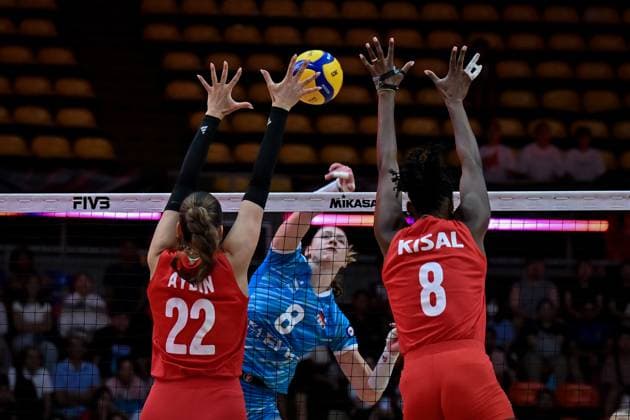 Turkiye v Slovenia - FIVB Women’s World Volleyball Championship BANGKOK, THAILAND - SEPTEMBER 01: Ilkin Aydin (22) ve Sinead Jack Kisal (8) of Turkiye in action during the FIVB Women’s World Volleyball Championship match between Turkiye and Slovenia at Huamark Indoor Stadium in Bangkok, Thailand, on September 01, 2025. Mustafa Hatipoglu Anadolu Bangkok Thailand. Editorial use only. Please get in touch for any other usage.  Copyright: x2025xAnadoluxMustafaxHatipoglux