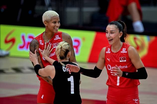 Turkiye v Slovenia - FIVB Women’s World Volleyball Championship BANGKOK, THAILAND - SEPTEMBER 01: Melissa Teresa Vargas (4) and Hande Baladin (7) of Turkiye celebrate after scoring a point during the FIVB Women’s World Volleyball Championship match between Turkiye and Slovenia at Huamark Indoor Stadium in Bangkok, Thailand, on September 01, 2025. Mustafa Hatipoglu Anadolu Banghok Thailand. Editorial use only. Please get in touch for any other usage.  Copyright: x2025xAnadoluxMustafaxHatipoglux