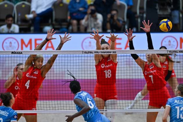 Turkiye v Slovenia - FIVB Women’s World Volleyball Championship BANGKOK, THAILAND - SEPTEMBER 01: Melissa Teresa Vargas (4), Zehra Gunes (18) and Hande Baladin (7) of Turkiye in action during the FIVB Women’s World Volleyball Championship match between Turkiye and Slovenia at Huamark Indoor Stadium in Bangkok, Thailand, on September 01, 2025. Mustafa Hatipoglu Anadolu Banghok Thailand. Editorial use only. Please get in touch for any other usage.  Copyright: x2025xAnadoluxMustafaxHatipoglux