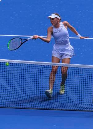 September 1, 2025, Flushing Meadows, New York, USA: Ekaterina Alexandrova hits a short ball that goes into the net during a match against Iga Swiatek on Day 9 of the 2025 US Open at USTA Billie Jean King National Tennis Center on Monday September 1, 2025 in the Flushing neighborhood of the Queens borough of New York City. JAVIER ROJAS PI Flushing Meadows USA - ZUMAp124 20250901_zaa_p124_045 Copyright: xJavierxRojasx