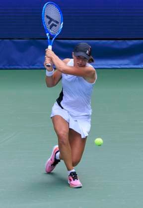 September 1, 2025, Flushing Meadows, New York, USA: Iga Swiatek hits a double backhand return during a match against Ekaterina Alexandrova on Day 9 of the 2025 US Open at USTA Billie Jean King National Tennis Center on Monday September 1, 2025 in the Flushing neighborhood of the Queens borough of New York City. JAVIER ROJAS PI Flushing Meadows USA - ZUMAp124 20250901_zaa_p124_046 Copyright: xJavierxRojasx