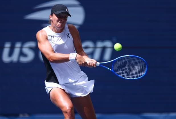 2025 US Open Tennis Championships, Day Nine, Billy Jean-King Tennis Centre, Flushing Meadows, New York, USA, 01 09 2025 Iga Swiatek (POL) in action during her fourth round match against Ekaterina Alexandrova in the 2025 US Open at Flushing Meadows New York Billy Jean King Tennis Centre, Flushing Meadows New York USA Copyright: xMarkxGreenwoodx