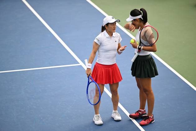 (250902) -- NEW YORK, Sept. 2, 2025 -- Wang Yafan (R) Aoyama Shuko communicate during the women s doubles third round match between Wang Yafan of China Aoyama Shuko of Japan and Mirra Andreeva Diana Shnaider of Russia at the 2025 US Open tennis championships in New York, the United States, Sept. 1, 2025. ) (SP)U.S.-NEW YORK-TENNIS-US OPEN-WOMEN S DOUBLES-THIRD ROUND LixRui 