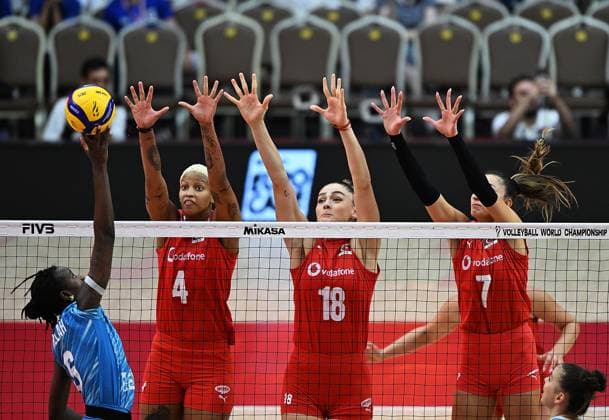 (250902) -- BANGKOK, Sept. 2, 2025 -- Hande Baladin, Zehra Gunes and Melissa Teresa Vargas (R to L) of T¨¹rkiye block during the Round of 16 match between T¨¹rkiye and Slovenia at the Volleyball Women s World Championship, WM, Weltmeisterschaft in Bangkok, Thailand, Sept. 1, 2025. ) (SP)THAILAND-BANGKOK-VOLLEYBALL-WOMEN S WORLD CHAMPIONSHIP-T?RKIYE VS SLOVENIA HouxZhaokang 