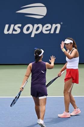 (250902) -- NEW YORK, Sept. 2, 2025 -- Xu Yifan (L) Yang Zhaoxuan celebrate scoring during the women s doubles third round match between Xu Yifan Yang Zhaoxuan of China and Timea Babos of Hungary Luisa Stefani of Brazil at the 2025 US Open tennis championships in New York, the United States, Sept. 1, 2025. ) (SP)U.S.-NEW YORK-TENNIS-US OPEN-WOMEN S DOUBLES-THIRD ROUND LixRui 