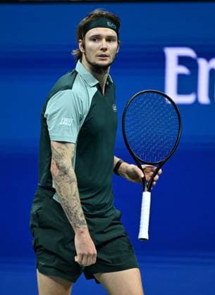 Alexander Bublik of KAZ Vs Jannik Sinner of ITA, Jannik Sinner wins in straight sets 6-1 6-1 6-1 in the fourth round on Arthur Ashe Stadium on day 9 at the 2025 US Open Tennis Championship at the USTA Billie Jean King National Tennis Center in New York City on Monday, September 01, 2025.  NYP20250901354 LARRYxMARANO