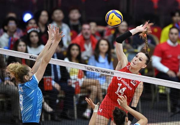 (250902) -- BANGKOK, Sept. 2, 2025 -- Eda Erdem D¨¹ndar (R) of T¨¹rkiye spikes the ball during the Round of 16 match between T¨¹rkiye and Slovenia at the Volleyball Women s World Championship, WM, Weltmeisterschaft in Bangkok, Thailand, Sept. 1, 2025. ) (SP)THAILAND-BANGKOK-VOLLEYBALL-WOMEN S WORLD CHAMPIONSHIP-T?RKIYE VS SLOVENIA HouxZhaokang 