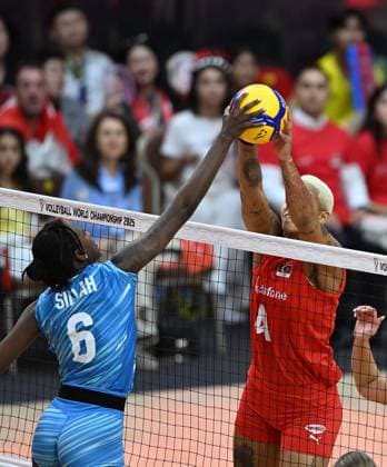 (250902) -- BANGKOK, Sept. 2, 2025 -- Melissa Teresa Vargas (R) of T¨¹rkiye competes against Fatoumatta Sillah of Slovenia during the Round of 16 match between T¨¹rkiye and Slovenia at the Volleyball Women s World Championship, WM, Weltmeisterschaft in Bangkok, Thailand, Sept. 1, 2025. ) (SP)THAILAND-BANGKOK-VOLLEYBALL-WOMEN S WORLD CHAMPIONSHIP-T?RKIYE VS SLOVENIA HouxZhaokang 