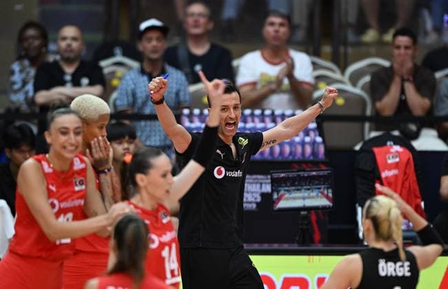 (250902) -- BANGKOK, Sept. 2, 2025 -- Daniele Santarelli (rear), head coach of T¨¹rkiye, celebrates scoring during the Round of 16 match between T¨¹rkiye and Slovenia at the Volleyball Women s World Championship, WM, Weltmeisterschaft in Bangkok, Thailand, Sept. 1, 2025. ) (SP)THAILAND-BANGKOK-VOLLEYBALL-WOMEN S WORLD CHAMPIONSHIP-T?RKIYE VS SLOVENIA HouxZhaokang 