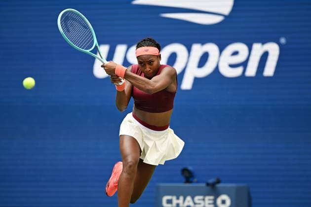 (250902) -- NEW YORK, Sept. 2, 2025 -- Osaka Naomi of Japan hits a return during the women s singles fourth round match against Coco Gauff of the United States at the 2025 US Open tennis championships in New York, the United States, Sept. 1, 2025. ) (SP)U.S.-NEW YORK-TENNIS-US OPEN-WOMEN S SINGLES-OSAKA VS GAUFF LixRui 