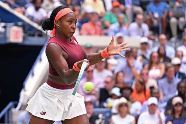 (250902) -- NEW YORK, Sept. 2, 2025 -- Coco Gauff of the United States hits a return during the women s singles fourth round match against Osaka Naomi of Japan at the 2025 US Open tennis championships in New York, the United States, Sept. 1, 2025. ) (SP)U.S.-NEW YORK-TENNIS-US OPEN-WOMEN S SINGLES-OSAKA VS GAUFF LixRui 