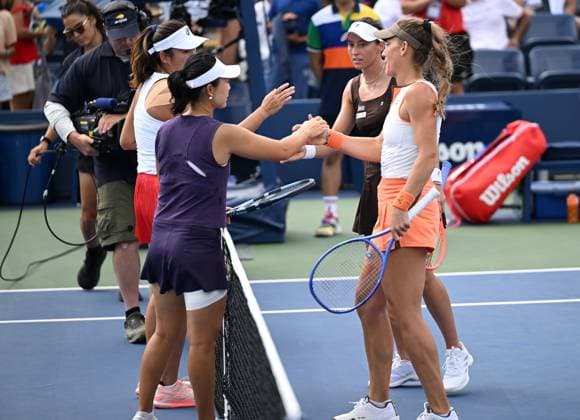 (250902) -- NEW YORK, Sept. 2, 2025 -- Timea Babos (front R) Luisa Stefani (back R) and Xu Yifan (fornt L) Yang Zhaoxuan greet each other after the women s doubles third round match between Xu Yifan Yang Zhaoxuan of China and Timea Babos of Hungary Luisa Stefani of Brazil at the 2025 US Open tennis championships in New York, the United States, Sept. 1, 2025. ) (SP)U.S.-NEW YORK-TENNIS-US OPEN-WOMEN S DOUBLES-THIRD ROUND LixRui 