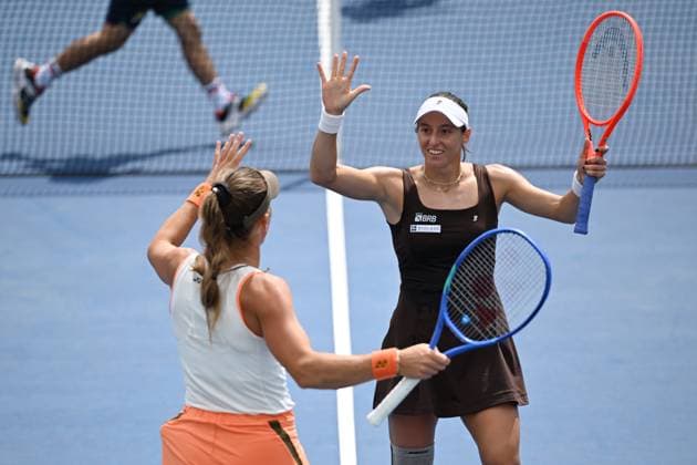 (250902) -- NEW YORK, Sept. 2, 2025 -- Timea Babos (L) Luisa Stefani celebrate scoring during the women s doubles third round match between Xu Yifan Yang Zhaoxuan of China and Timea Babos of Hungary Luisa Stefani of Brazil at the 2025 US Open tennis championships in New York, the United States, Sept. 1, 2025. ) (SP)U.S.-NEW YORK-TENNIS-US OPEN-WOMEN S DOUBLES-THIRD ROUND LixRui 