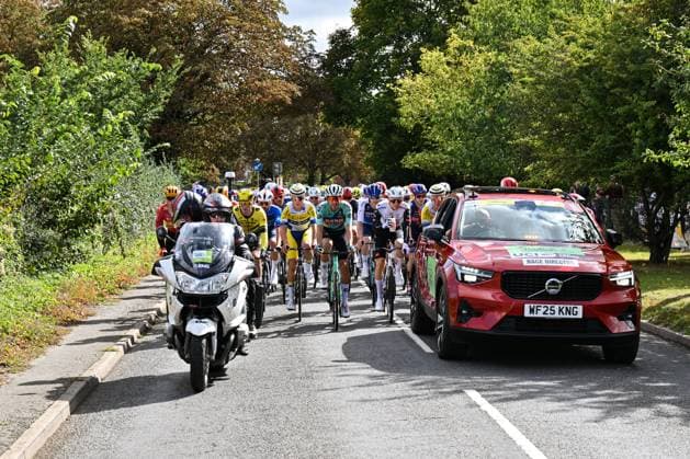 2025 Lloyds Tour of Britain Picture by Bruce Rollinson SWpix.com - 02 06 2025 - Cycling - 2025 Lloyds Tour of Britain - Stage 1: Woodbridge to Southwold - The roll out Copyright: x xSWpix.comx(t axPhotographyxHubxLtd)xBrucexRollinson SWpix.comx SWP-3069-2111