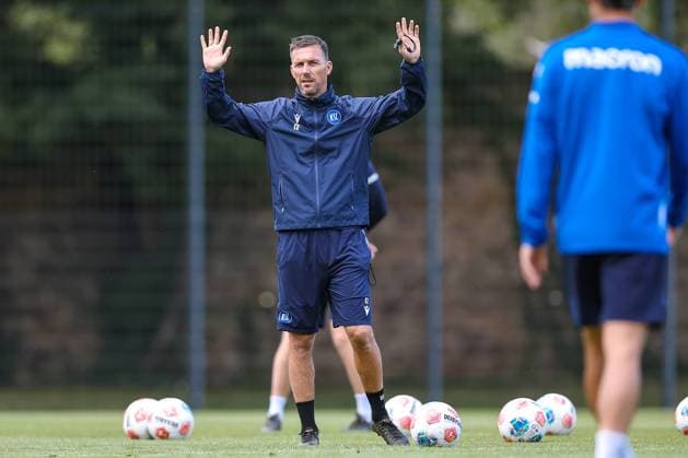 02 09 2025, Football, Training Karlsruher SC, 2 Fußball Bundesliga, Training ground at BBBank Wildpark Stadion Karlsruhe, Season 2025 2026 Head coach Christian Eichner KSC hc gesturing Baden Württemberg Germany