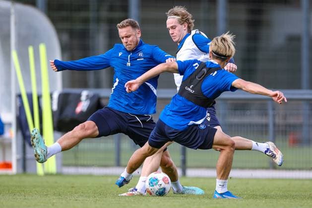 02.09.2025, Fußball, Training Karlsruher SC, 2. Fußball Bundesliga, Trainingsplatz am BBBank Wildpark Stadion Karlsruhe, Saison 2025 2026: Marcel Franke (KSC 28) im Zweikampf gegen David Herold (KSC 20) und Shio Fukuda (KSC 13) Baden-Württemberg Deutschland *** 02 09 2025, Football, Training Karlsruher SC, 2 Fußball Bundesliga, Training ground at BBBank Wildpark Stadion Karlsruhe, Season 2025 2026 Marcel Franke KSC 28 in duel against David Herold KSC 20 and Shio Fukuda KSC 13 Baden Württemberg Germany