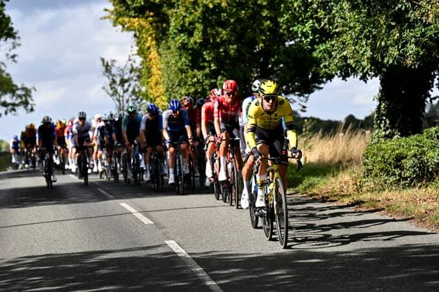 2025 Lloyds Tour of Britain Picture by Bruce Rollinson SWpix.com - 02 06 2025 - Cycling - 2025 Lloyds Tour of Britain - Stage 1: Woodbridge to Southwold - Edoardo Affini (Team Visma Lease a Bike) leads the peloton Copyright: x xSWpix.comx(t axPhotographyxHubxLtd)xBrucexRollinson SWpix.comx SWP-3069-2116