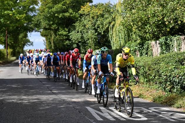 2025 Lloyds Tour of Britain Picture by Bruce Rollinson SWpix.com - 02 06 2025 - Cycling - 2025 Lloyds Tour of Britain - Stage 1: Woodbridge to Southwold - Edoardo Affini (Team Visma Lease a Bike) leads the peloton Copyright: x xSWpix.comx(t axPhotographyxHubxLtd)xBrucexRollinson SWpix.comx SWP-3069-2117