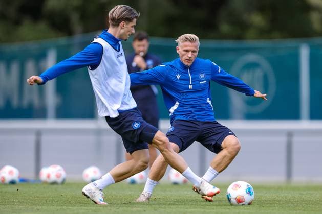 02 09 2025, Football, Training Karlsruher SC, 2 Fußball Bundesliga, Training ground at BBBank Wildpark Stadion Karlsruhe, Season 2025 2026 Robert Geller KSC 35 in duel against Andreas Müller KSC 16 Baden Württemberg Germany