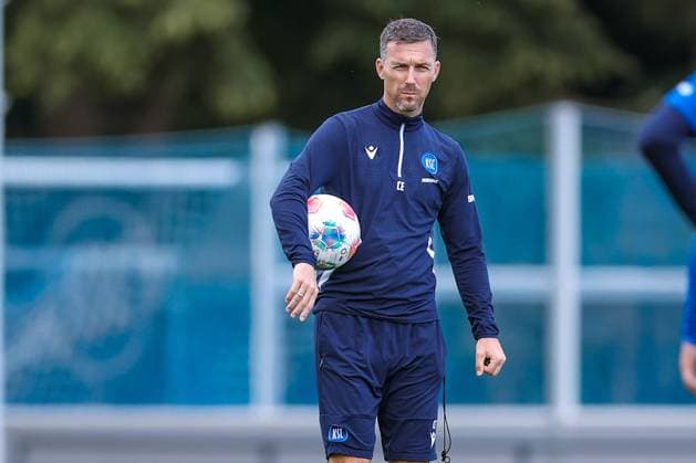 02 09 2025, Football, Training Karlsruher SC, 2 Fußball Bundesliga, Training ground at BBBank Wildpark Stadion Karlsruhe, Season 2025 2026 Head coach Christian Eichner KSC hc gesturing with the ball under his arm Baden Württemberg Germany