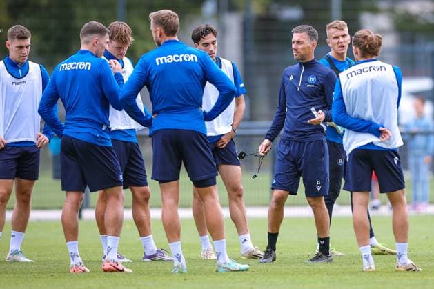 02 09 2025, Football, Training Karlsruher SC, 2 Fußball Bundesliga, Training ground at BBBank Wildpark Stadion Karlsruhe, Season 2025 2026 Head coach Christian Eichner KSC hc makes an announcement to the team Baden Württemberg Germany