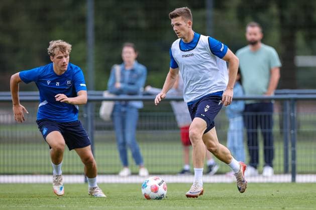 02 09 2025, Football, Training Karlsruher SC, 2 Fußball Bundesliga, Training ground at BBBank Wildpark Stadion Karlsruhe, Season 2025 2026 Marvin Wanitzek KSC 10 in duel against Meiko Wäschenbach KSC 21 Baden Württemberg Germany
