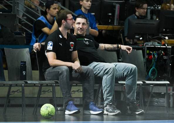 31 08 2025, xlakx, Handball Daikin HBL, Fuechse Berlin Bergischer HC f l Jaron Siewert Fuechse Berlin Trainer , Stefan Kretzschmar Fuechse Berlin Board Member Sport sitting relaxed on the bench Berlin Daniel Lakomski