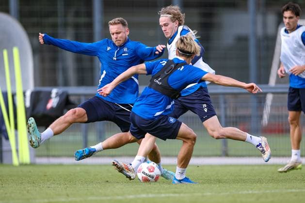 02 09 2025, Football, Training Karlsruher SC, 2 Fußball Bundesliga, Training ground at BBBank Wildpark Stadion Karlsruhe, Season 2025 2026 Marcel Franke KSC 28 in duel against David Herold KSC 20 and Shio Fukuda KSC 13 Baden Württemberg Germany