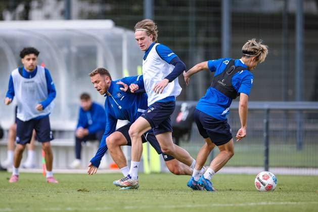 02 09 2025, Football, Training Karlsruher SC, 2 Fußball Bundesliga, Training ground at BBBank Wildpark Stadion Karlsruhe, Season 2025 2026 Marcel Franke KSC 28 in duel against David Herold KSC 20 and Shio Fukuda KSC 13 Baden Württemberg Germany