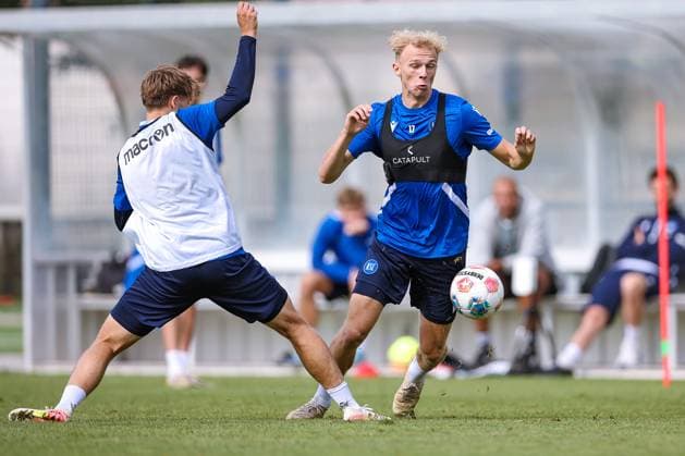 02 09 2025, Football, Training Karlsruher SC, 2 Fußball Bundesliga, Training ground at BBBank Wildpark Stadion Karlsruhe, Season 2025 2026 Mateo Kritzer KSC 34 in duel against Leon Opitz KSC 17 Baden Württemberg Germany