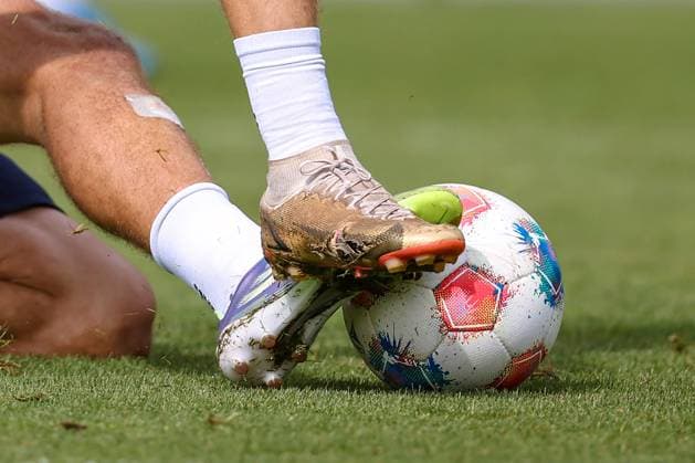 02 09 2025, Football, Training Karlsruher SC, 2 Fußball Bundesliga, Training ground at BBBank Wildpark Stadion Karlsruhe, season 2025 2026 duel symbol image in close-up Baden Württemberg Germany