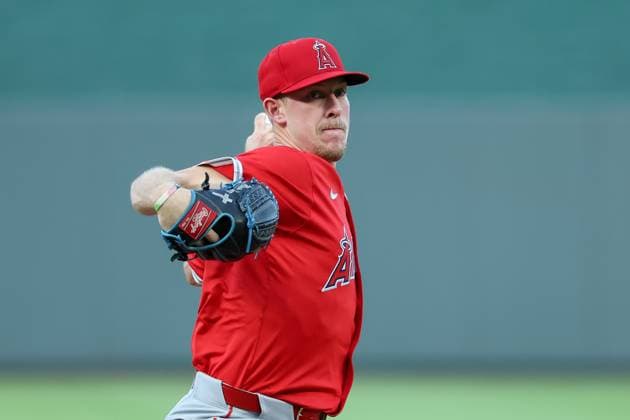 September 2, 2025: Los Angeles Angels starting pitcher Mitch Farris (70) warms up before the bottom of the first inning in his MLB, Baseball Herren, USA debut during the first inning of a baseball game against the Kansas City Royals at Kauffman Stadium in Kansas City, MO. CSM Kansas City United States of Americs - ZUMAc04_ 20250902_zma_c04_016 Copyright: xDavidxSmithx