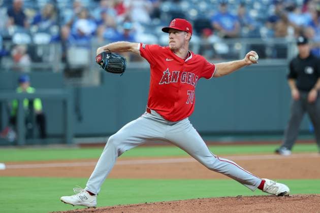 September 2, 2025: Los Angeles Angels starting pitcher Mitch Farris (70) throws during the first inning of a baseball game in his MLB, Baseball Herren, USA debut against the Kansas City Royals at Kauffman Stadium in Kansas City, MO. CSM Kansas City United States of Americs - ZUMAc04_ 20250902_zma_c04_018 Copyright: xDavidxSmithx